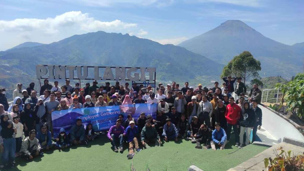 pintu langit dengan view gunung sindoro dan gunung stlerep