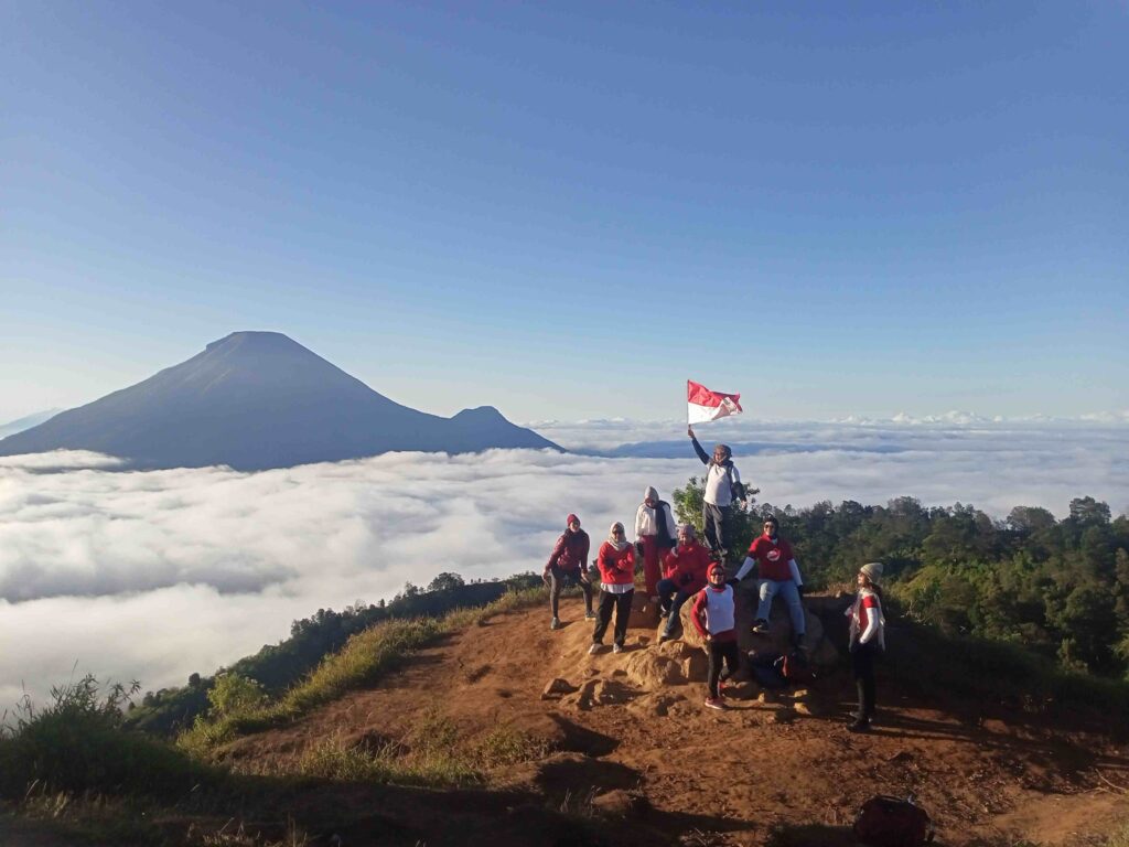 Paket Wisata Dieng Nan Unik dengan lautan awan bukit Sikunir