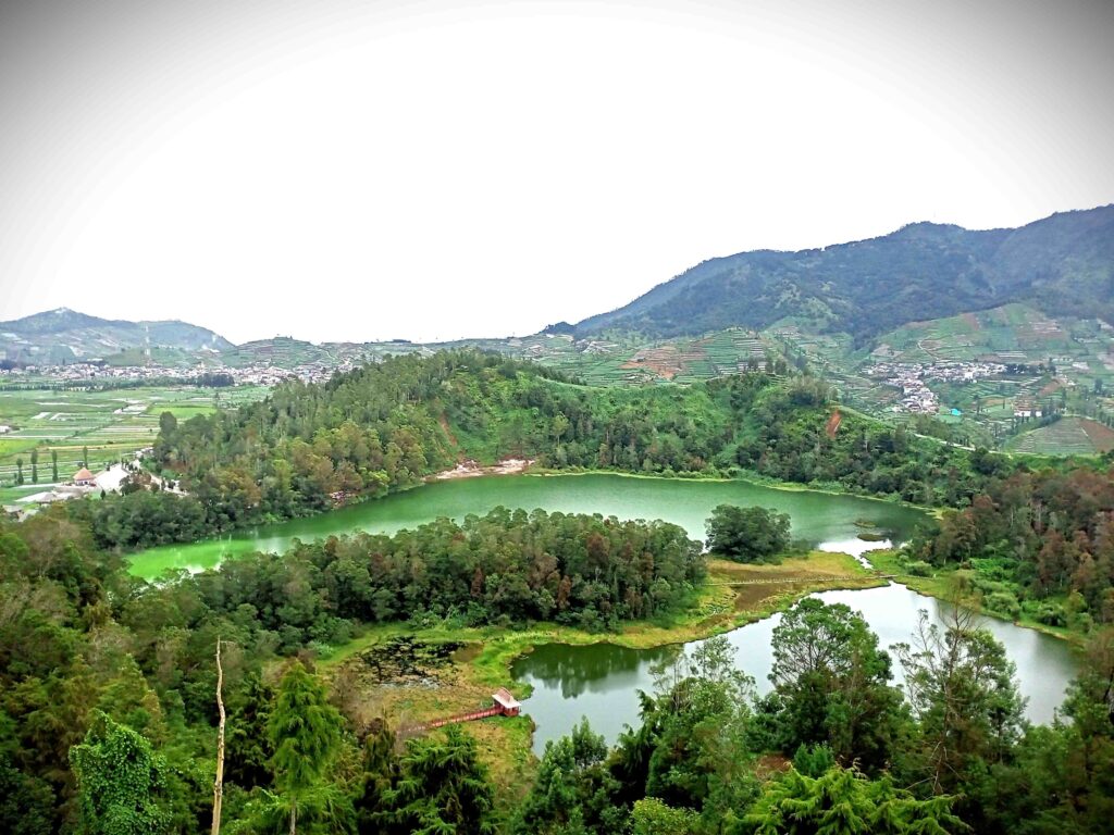 telaga warna dieng