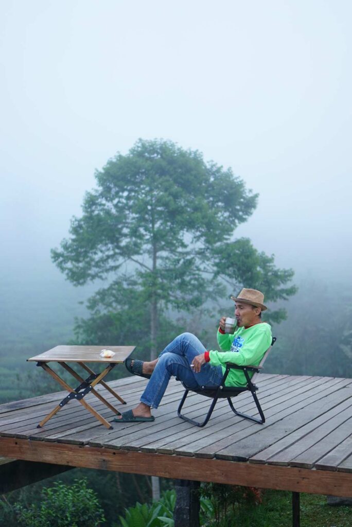 minum kopi di dinginnya kabut Dieng